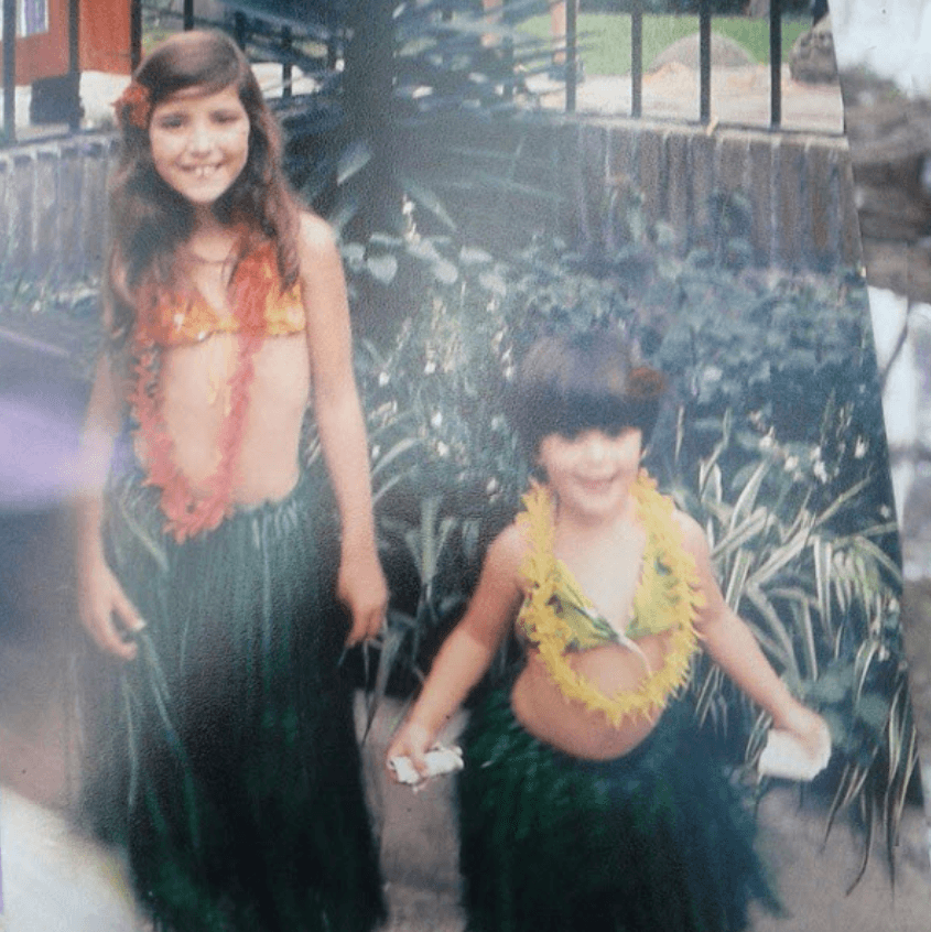 El público la conoció en los escenarios desde los 13 años cuando actuó en la obra de teatro 'Annie es un tiro' donde compartió crédito al lado de su famosa madre. En la fotografía la vemos a la izquierda acompañada de su hermana Alejandra Guzmán.