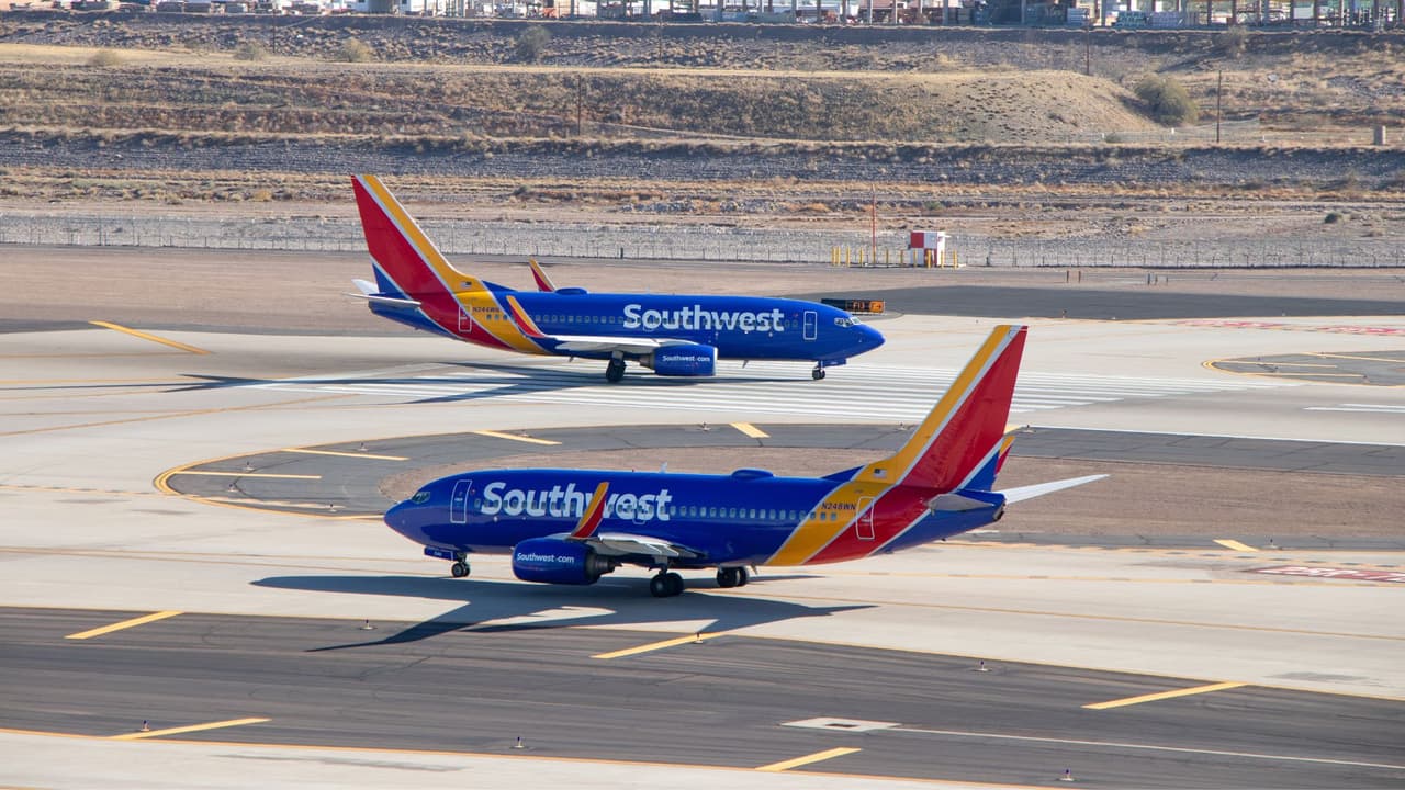 <h3 class="cms-H3-H3">¿Esto hará el viaje más fácil… o más caro? </h3>
<br>Depende. Para muchas personas, 
<b>tener la seguridad de saber dónde se van a sentar es una ventaja</b>. Especialmente para quienes viajan con niños, personas mayores o simplemente quieren evitar sorpresas. Pero hay quienes lamentan la pérdida del sistema libre, que 
<b>evitaba cargos por selección de asiento y daba más flexibilidad a quienes llegaban temprano</b>. Además, este cambio se suma a otros ajustes recientes de Southwest, como la posibilidad de cobrar por maletas documentadas o 
<b>añadir tarifas por ciertos beneficios que antes eran gratuitos.</b>