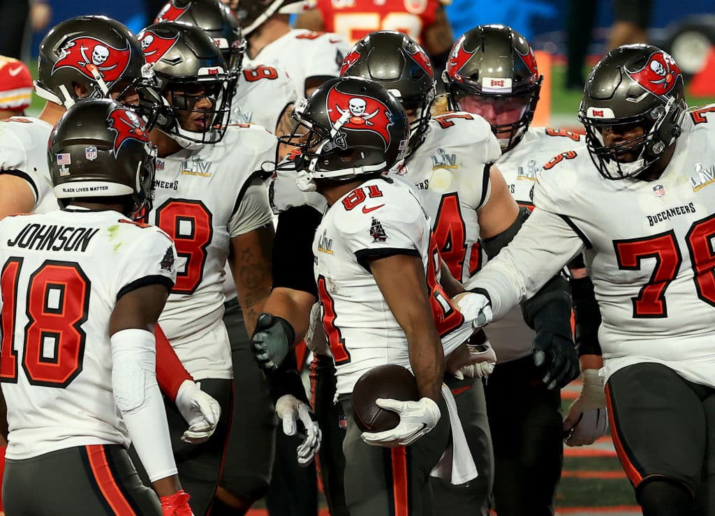 La defensa de los Tampa Bay deja a Patrick Mahomes sin pase de anotación y con dos intercepciones en la arrolladora victoria de los Buccaneers 9-31 sobre los Kansas City Chiefs. Tom Brady demuestra porque es el mejor y con tres pases de anotación y sin intercepciones consigue su séptimo anillo de Super Bowl.