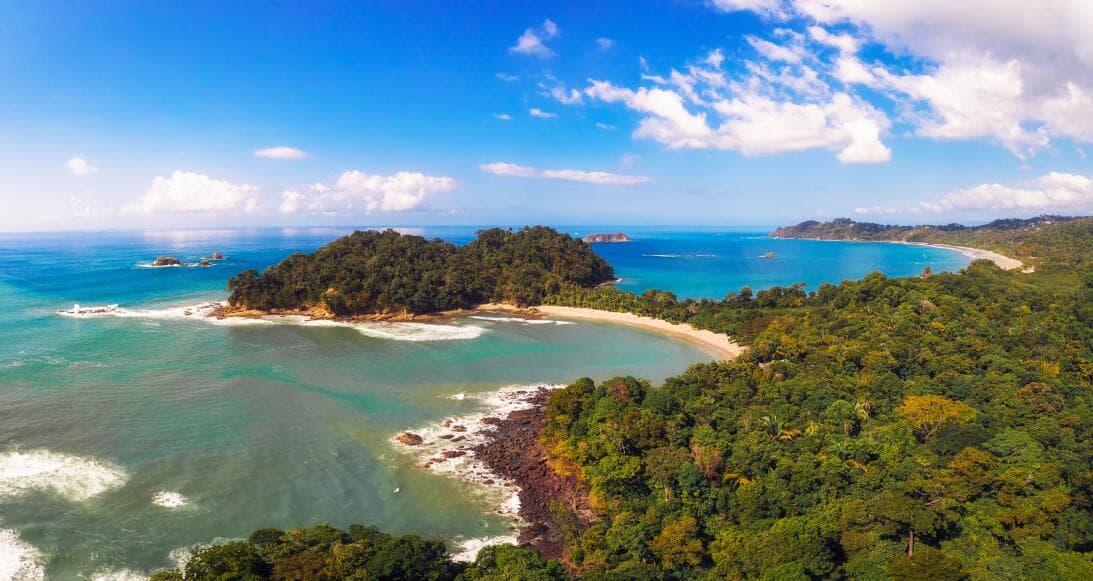 <b>Puesto 18: Manuel Antonio (Costa Rica)</b>
<br>
<br>“Una hermosa playa con parches de arena negra brillante y muy pocas olas, idílica para flotar y tomar el sol”, opinó un viajero sobre este destino en el Pacífico centroamericano. 
<br>
<br>Para ser reconocido en “lo mejor de lo mejor” de Tripadvisor, los destinos deben recibir un número mínimo de opiniones dentro del período de evaluación, y deben mantener o superar una calificación mínima.