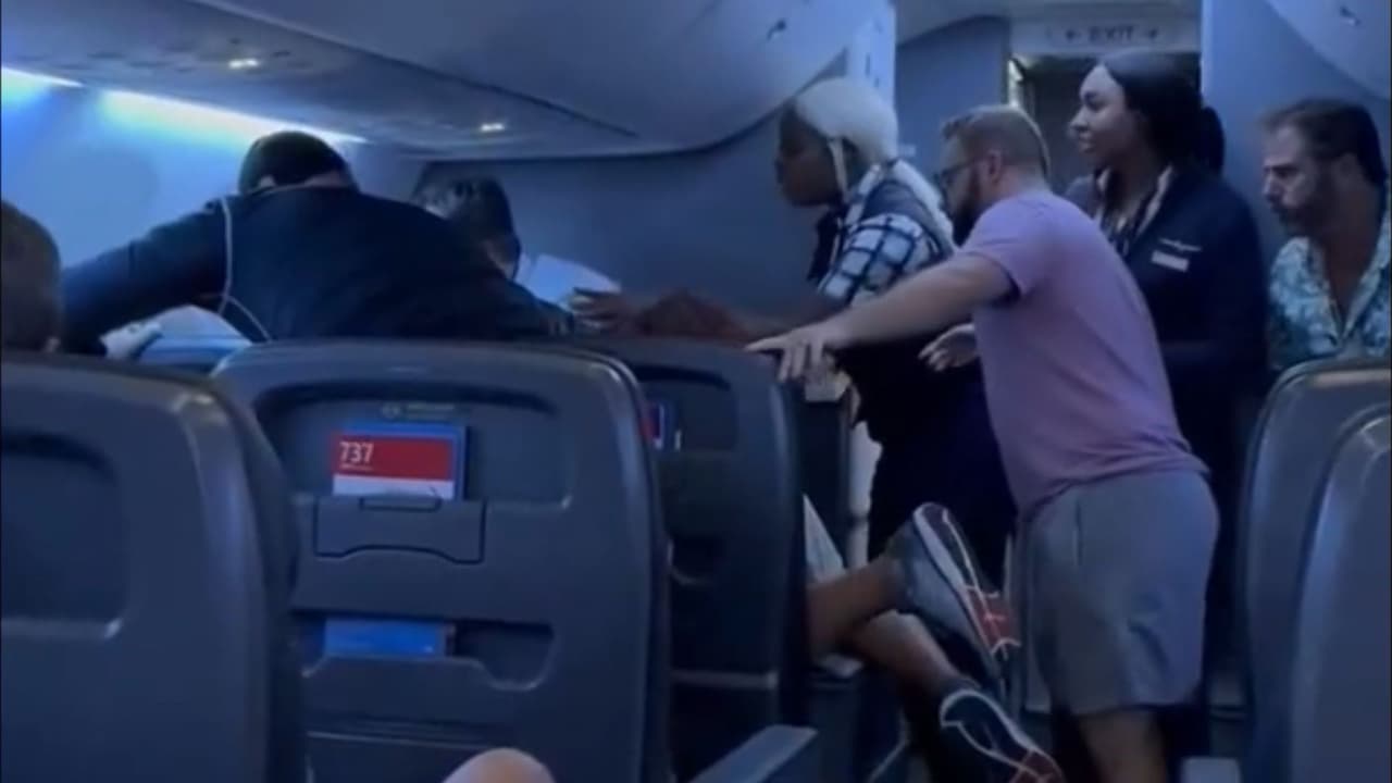 Pelea de una pareja en vuelo de American Airlines moviliza a la Policía: ¿cuál fue la causa?