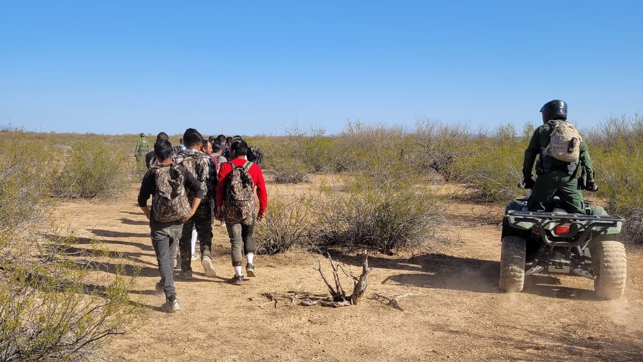 La mayoría de los indocumentados vestían de traje camuflado, una recomendación que le hacen los traficantes antes de cruzar para ocultarse entre la maleza del desierto, esto también los hace difícil de encontrar cuando se reportan perdidos.