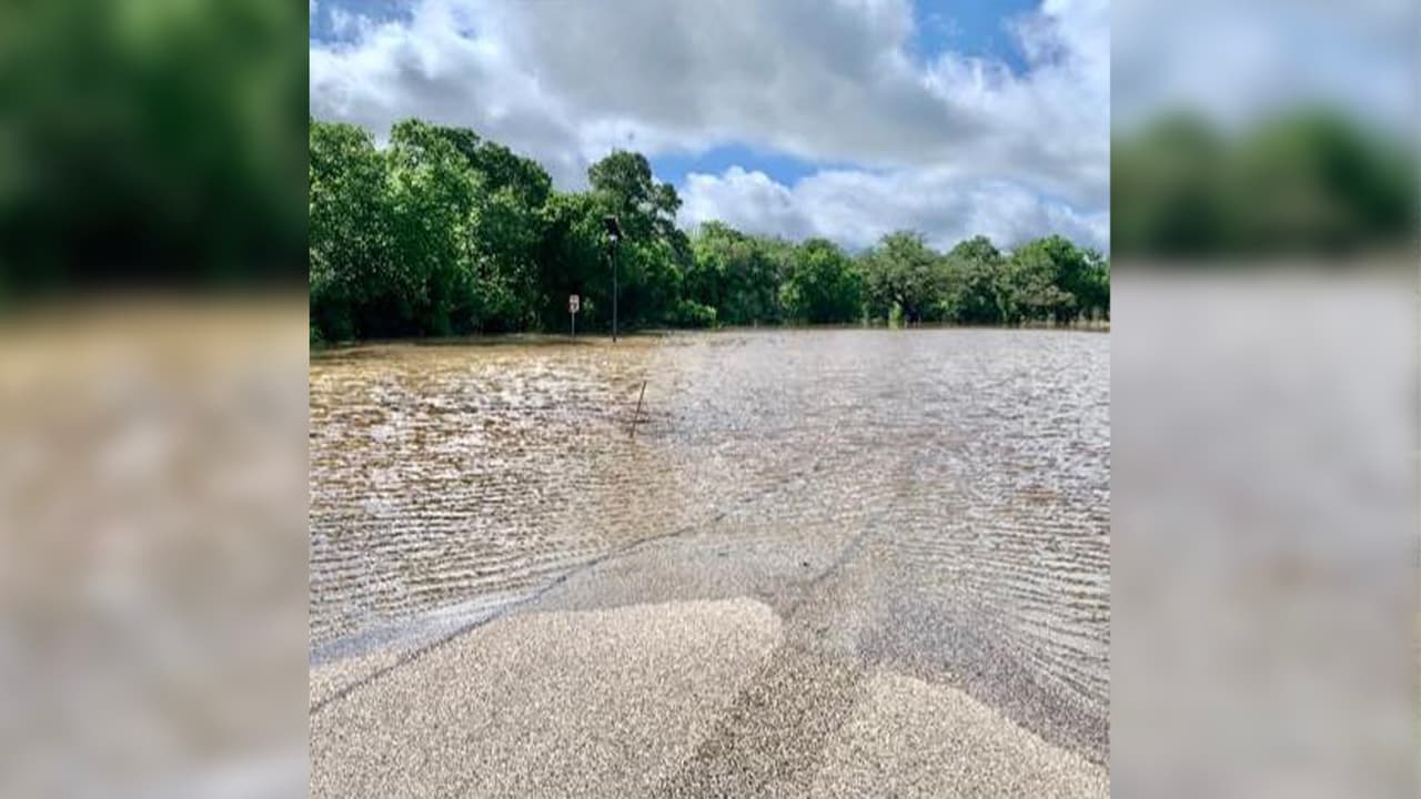 Algunas zonas de Sweeny tienen entre 4 y 6 pies de agua acumulada por las recientes lluvias. El 
<a href="https://www.facebook.com/BrazoriaCo/posts/3866762520039404" target="_blank">condado Brazoria informó</a> que trabajan para rescatar a los residentes afectados en el área de FM 521 cerca de CR 426 y Cedar Lane.