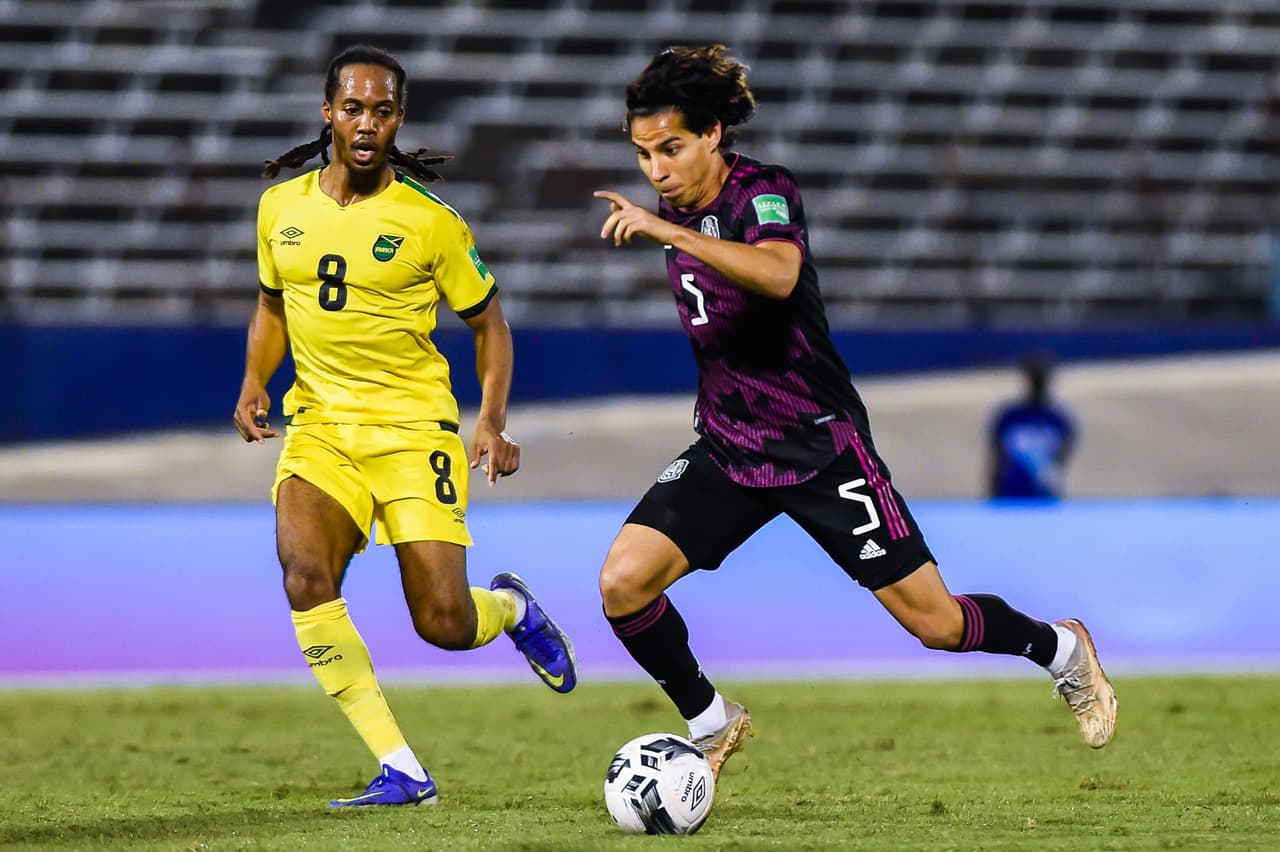 A México le bastan dos minutos para darle la vuelta a Jamaica y vencer 1-2 en Kingston.