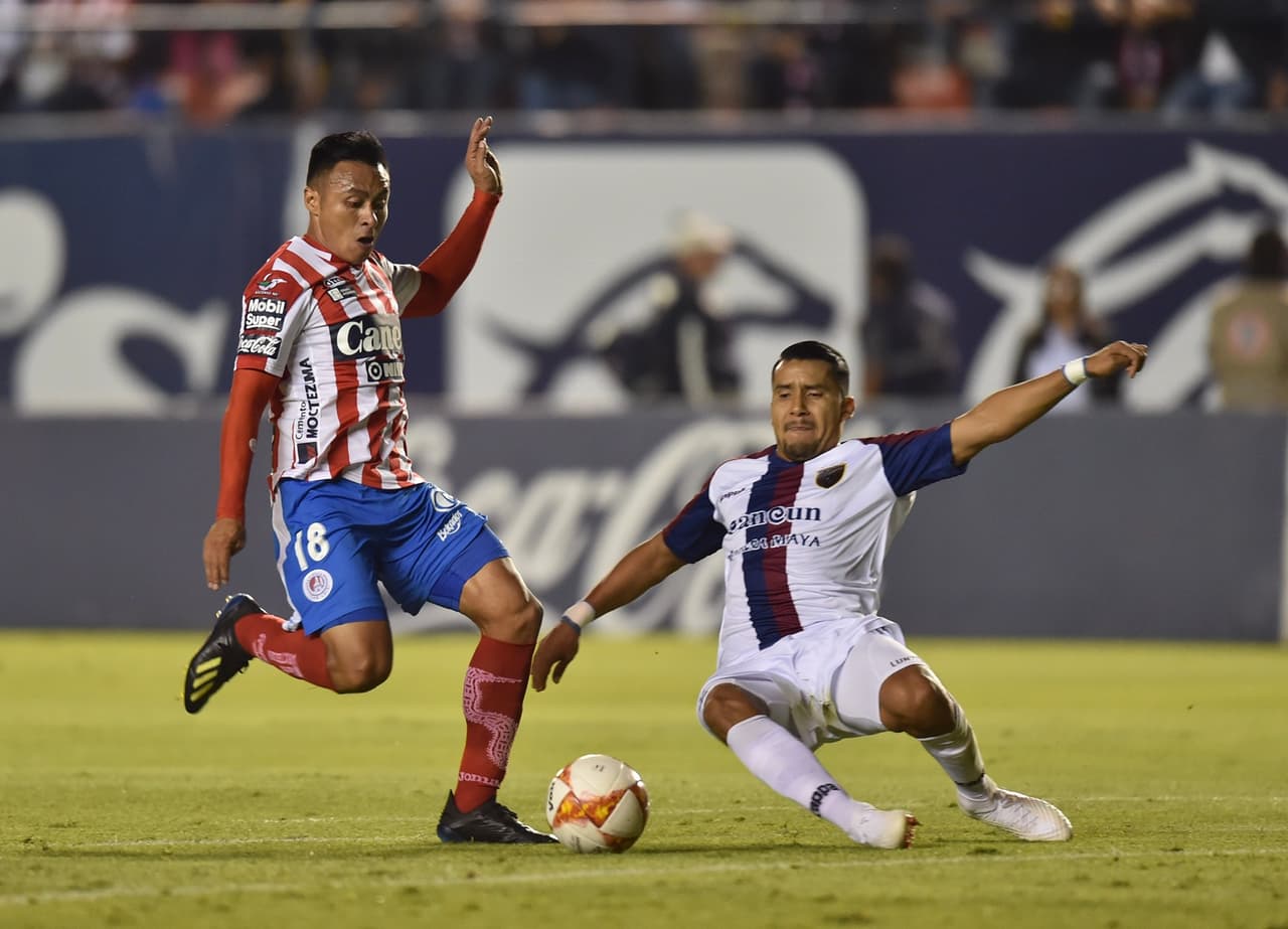 El Atlante se quedó en shock y parecía jugar a una velocidad diferente, y menor, a la de su rival, envalentonado por el tempranero gol que los llenaba de confianza.