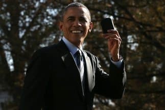 El presidente de Estados Unidos con su teléfono Blackberry en mano. 