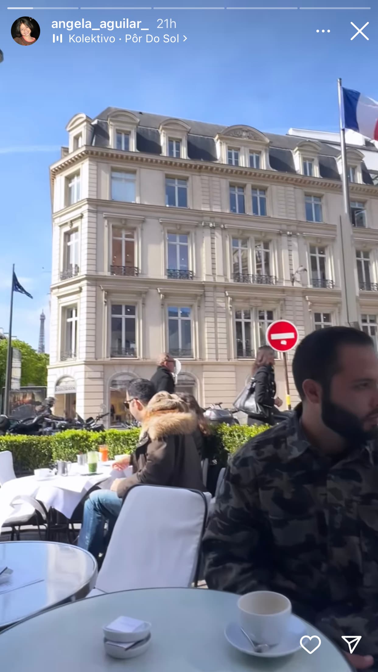 Además, Ángela Aguilar ha estado estos días arropada por su familia, como se constata en otras de las imágenes que ha colgado. Por ejemplo aquí 
<b><a href="https://www.univision.com/famosos/no-solo-pepe-aguilar-ahora-leonardo-tambien-le-espanta-los-novios-a-su-hermana-angela-fotos" target="_blank">aparece su hermano Leonardo</a></b> desde la terraza de un café francés. 
<br>