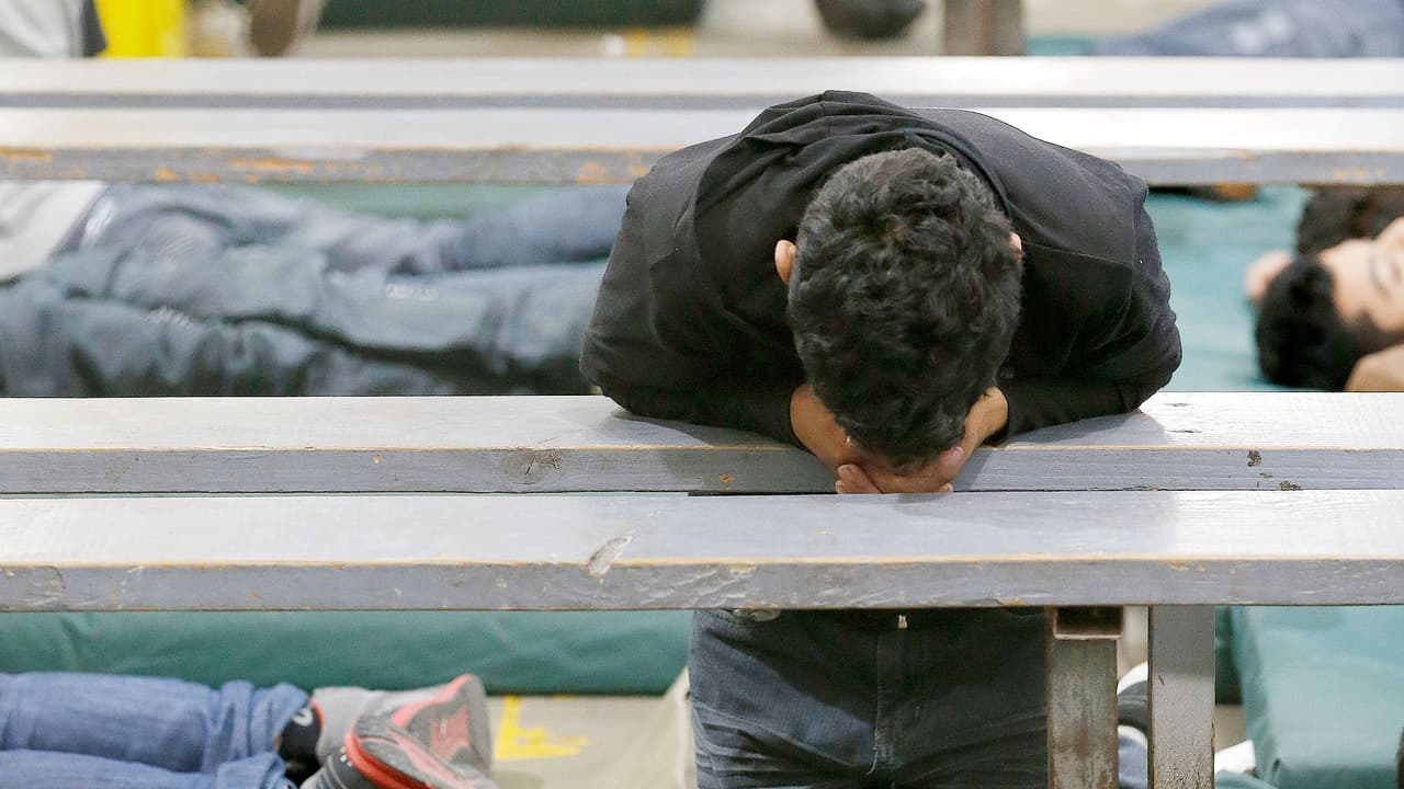 Tildan de "abominable" la política de detención de niños migrantes