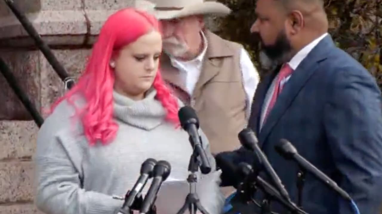 La mamá de Athena dijo que el paquete que Horner dejó
<a href="https://www.univision.com/local/dallas-kuvn/athena-strand-repartidor-fedex-tanner-lynn-horne-regalo-navidad-texas" target="_blank">era el regalo de navidad para la pequeña</a>. Dentro había unas muñecas Barbie para Athena.