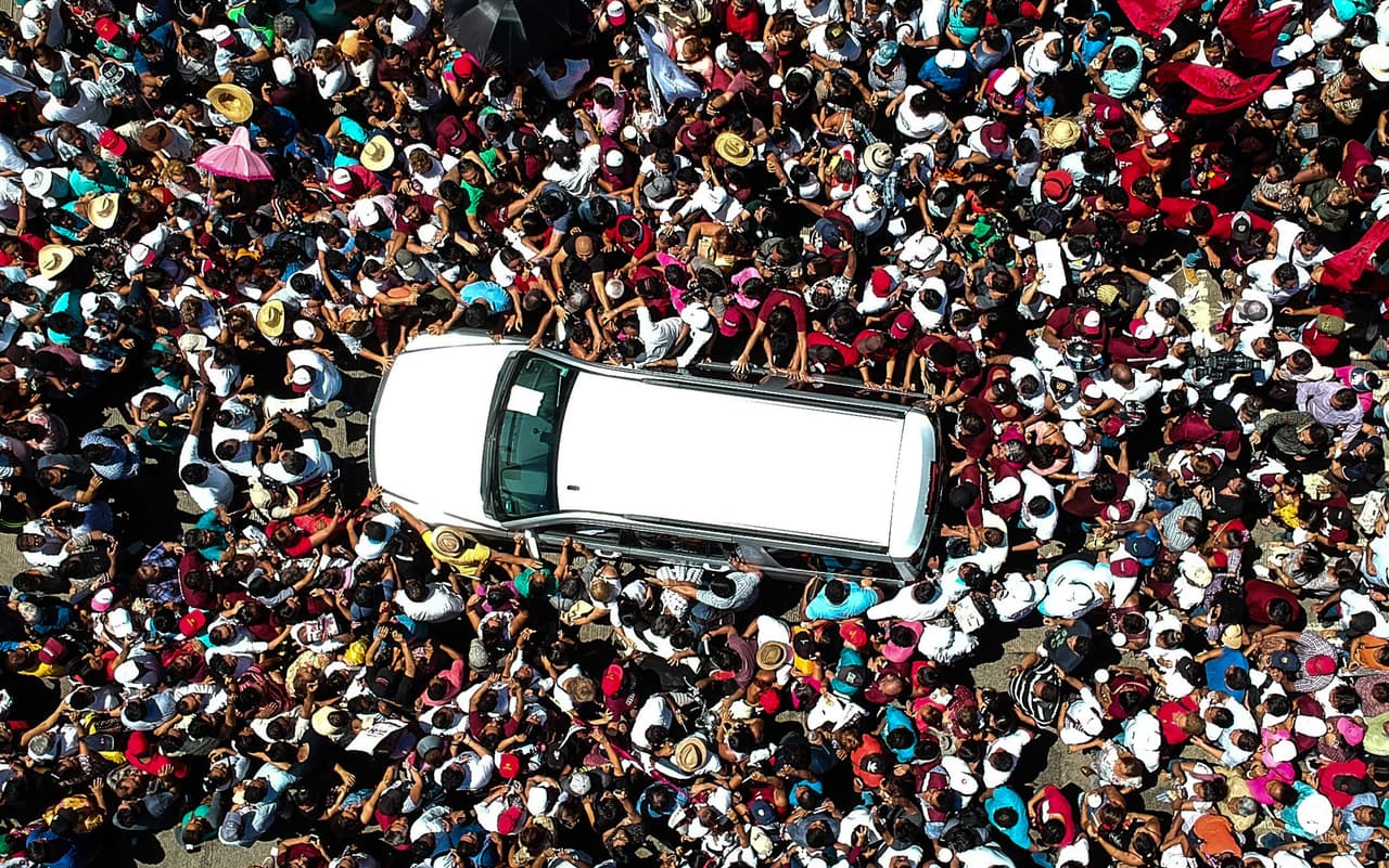 Este lunes, Andrés Manuel López Obrador hizo un cierre parcial en Acapulco. La imagen muestra la vista general de la llegada del vehículo en el que viajaba el candidato izquierdista.