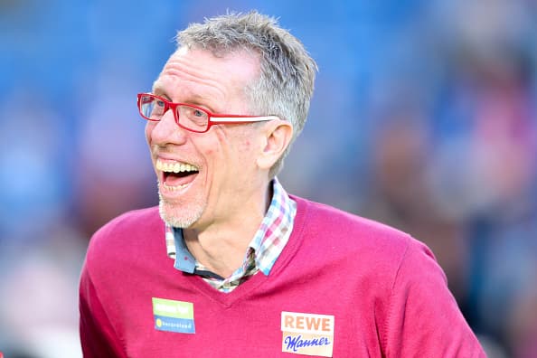 Stöger es un espectáculo en el área técnica del Rhein-Energie-Stadion.