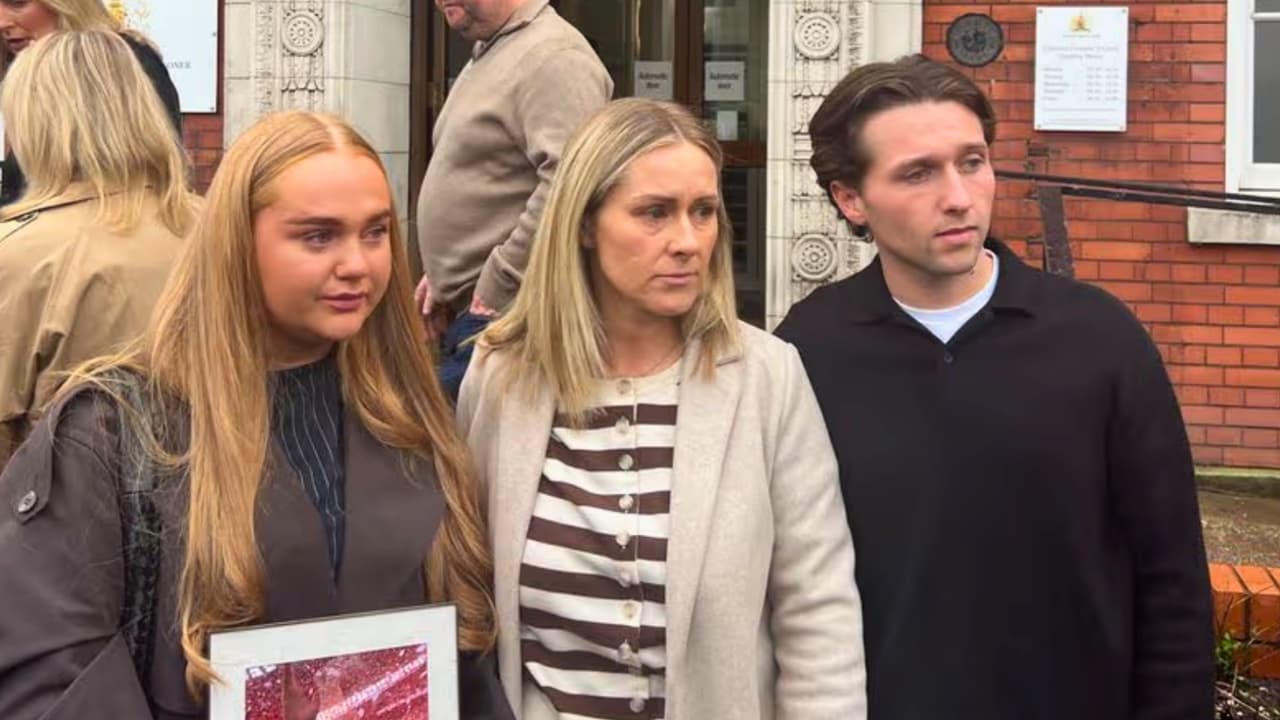 En la imagen difundida por el medio británico Echo aparece la madre de Lucy Katherin Harrison junto al exnovio de la joven y una amiga, luego de asistir a la audiencia judicial en Inglaterra este miércoles.