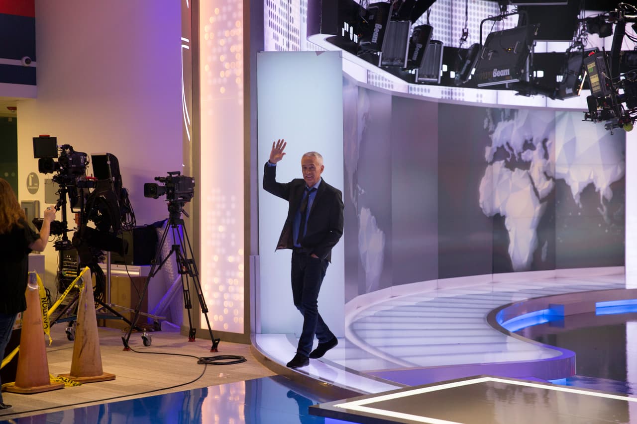 Al terminar el noticiero, Jorge fue homenajeado por toda la redacción de Univision que lo esperaba al salir de estudio con aplausos y felicitaciones.