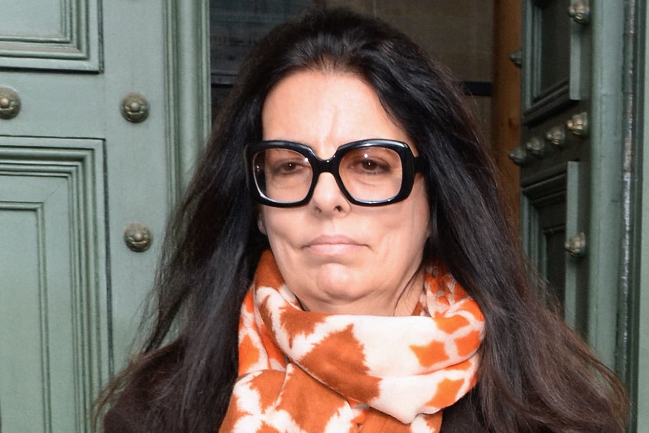 <b>Puesto 1. Françoise Bettencourt Meyers.</b>
<br>
<br>Patrimonio total: 73,600 millones de dólares.
<br>Ciudadanía: francesa.
<br>
<br>Esta empresaria heredó la fortuna de su abuelo, fundador del gigante de los cosméticos L’Oréal. Aunque las ganancias de la compañía bajaron en 2020, posiblemente por las medidas de cuarentena por el
<a href="https://www.univision.com/temas/coronavirus"><u>covid-19</u></a>, las acciones de la empresa subieron 38% cuando la demanda comenzó a recuperarse.
<br>
<br>Bettencourt Meyers ha sido miembro de la junta directiva de L'Oréal desde 1997, y en 2021 ocupa el puesto 12 en la lista general de Forbes.
<a href="https://www.univision.com/noticias/dinero/ricos-multimillonarios-revista-forbes-pandemia-2021-fotos"><u>Vea aquí a los más ricos del mundo en 2021: “Un nuevo multimillonario cada 17 horas”</u></a>
<br>