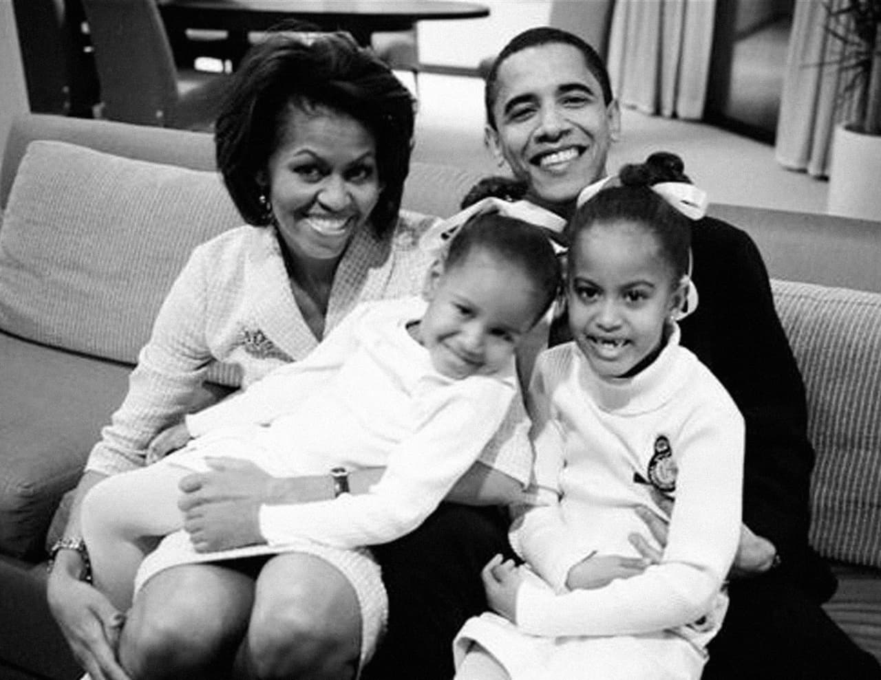 Con esta imagen de 2004 se inagura una época, la época política de los Obama. En esta foto esperan que se confirme la victoria de Barack Obama como senador por Illinois, paso previo a su campaña por alcanzar la Casablanca y a sus ocho años como primer presidente afroamericano de la historia de Estados Unidos.
<br>Feliz Cumpleaños Michelle.
<br>
<i>@michelleobama/Facebook</i>