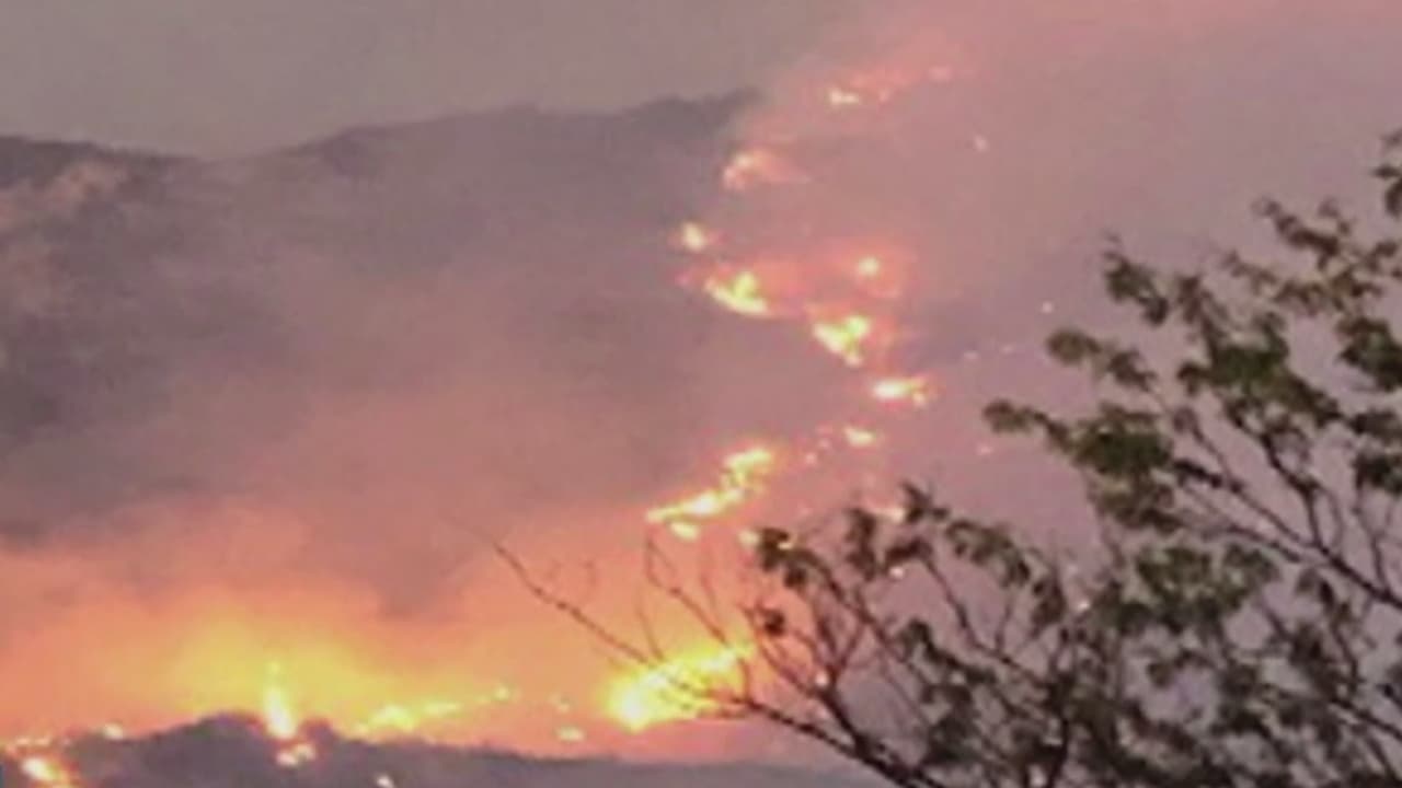 Vías cerradas y miles de acres de terreno perdidas: así avanza el voraz incendio de Woodbury