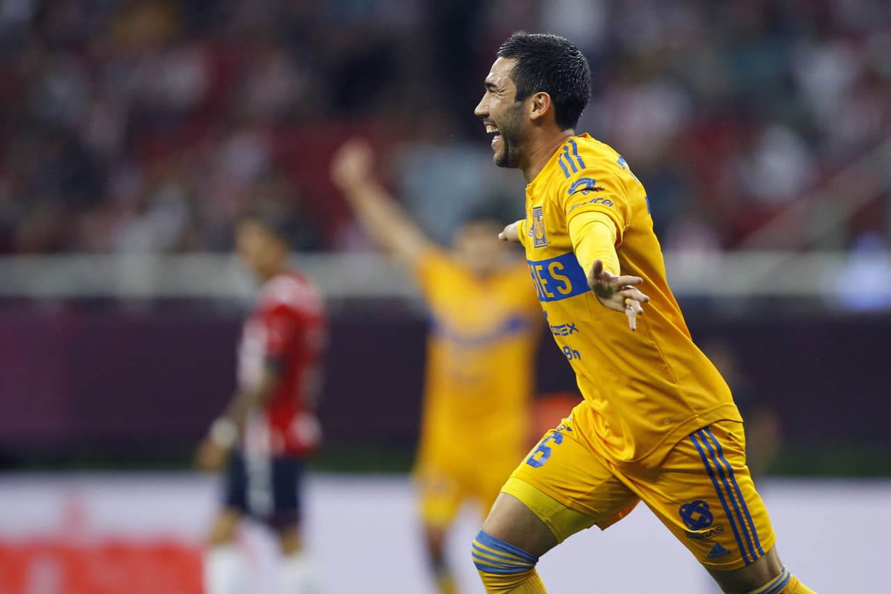 Los errores en la primera parte en propia puerta y en la del rival condenaron a Chivas antes de la media hora de juego. Juan Pablo Vigón anotó doblete y para el segundo tiempo, un error más de Miguel Jiménez permitió que Samir Caetano anotará el 0-3.