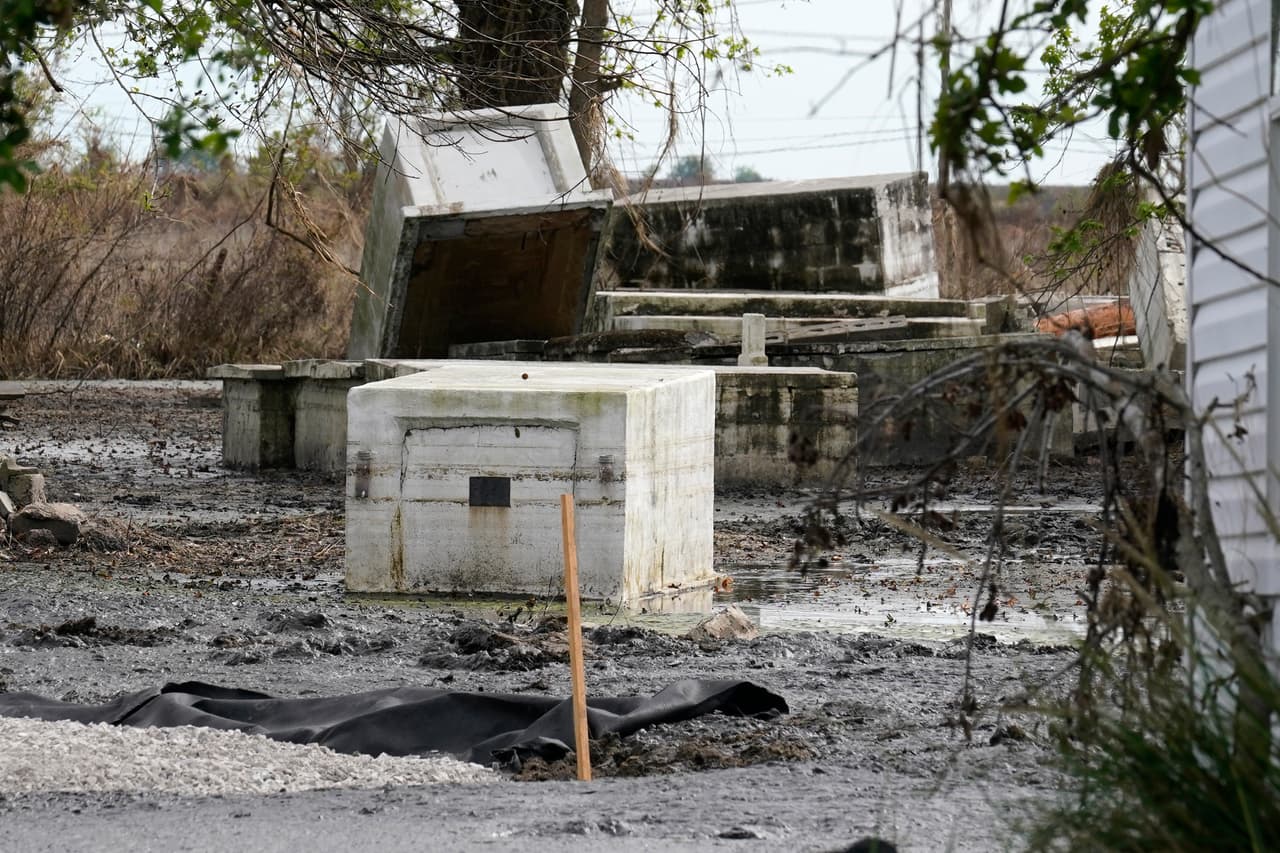 El terreno pantanoso de la región y el constante paso de los
<a href="https://www.univision.com/temas/huracanes">huracanes</a> ha hecho que, en ocasiones, las familias amarren las tumbas o usen sacos de arena para mantener los restos de sus seres queridos en su sitio.