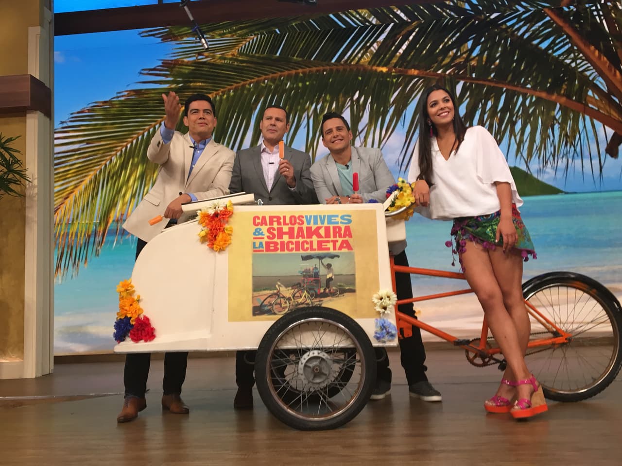 Ninguno se pudo resistir al contenido del carrito bicileta ¿Quién quiere una paleta de hielo?