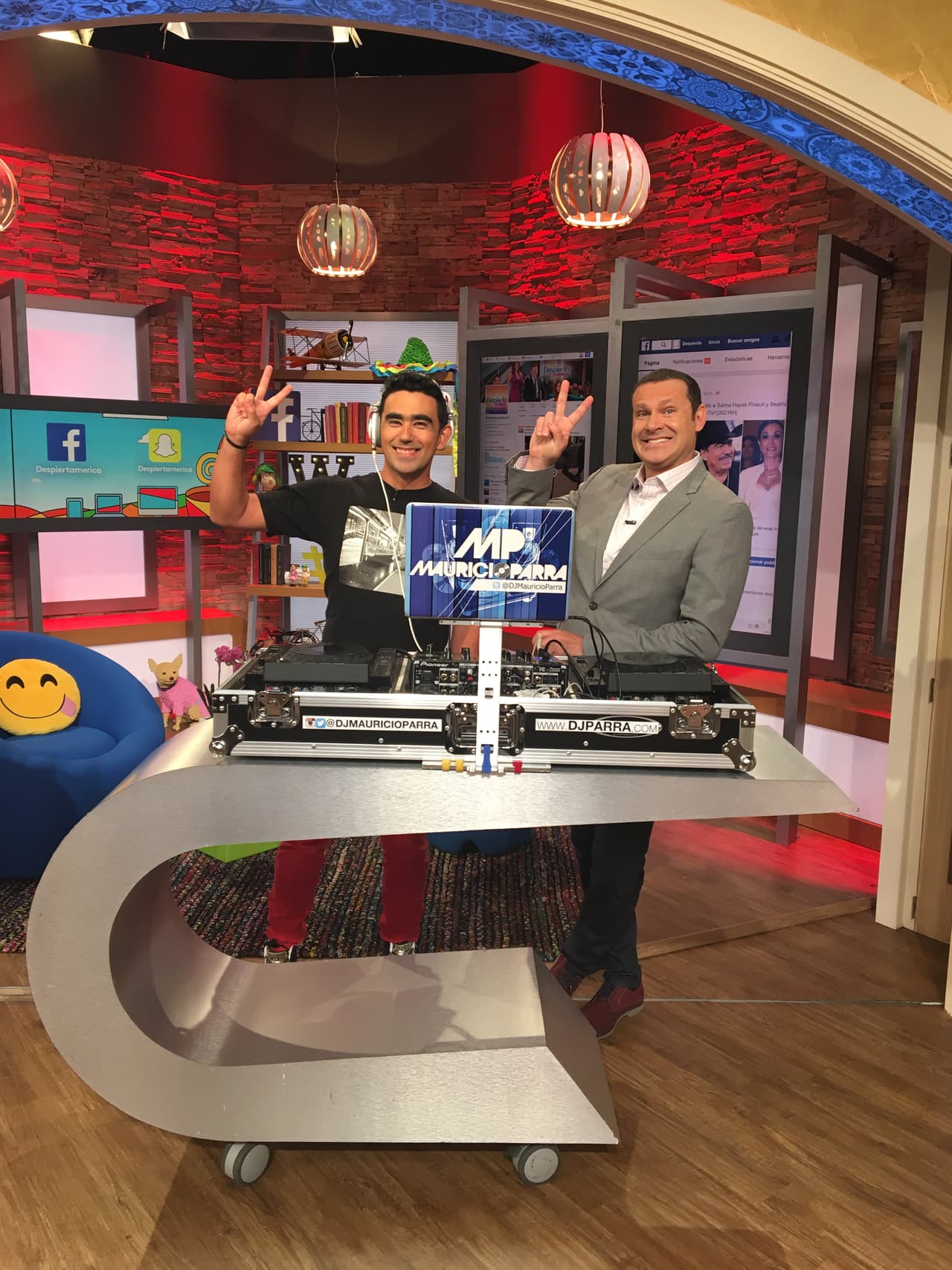 ¡Hoy es viernes! Acá un gran saludo de Alan y Mauricio Parra.