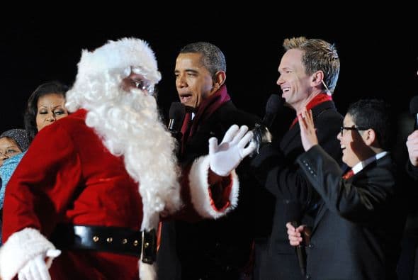 La familia completa se unió a los artistas invitados con Neil Patrick Harris a la cabeza y Santa Claus para cantar "Santa Claus viene a la ciudad" al final de la celebración.