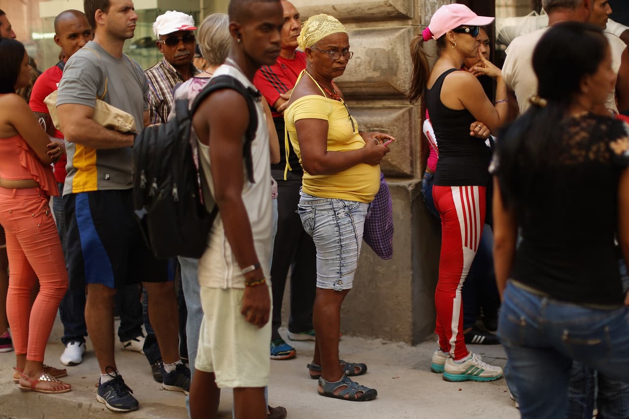 Los cubanos deben hacer fila en las oficinas de ETECSA para añadir crédito a sus cuentas de consumo de internet o para activar una cuenta de correo electrónico, como en esta fotografía de agosto de 2015.