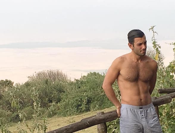 De viaje en Tanzania, posando sólo en boxers.