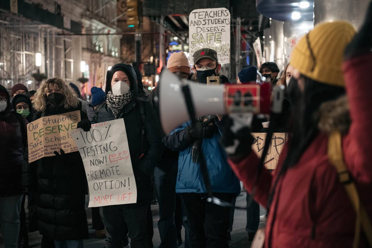 Los manifestantes señalaron que se sienten abandonados por su sindicato y consideran que se ignoraron sus propuestas de tener la opción de clases en línea.