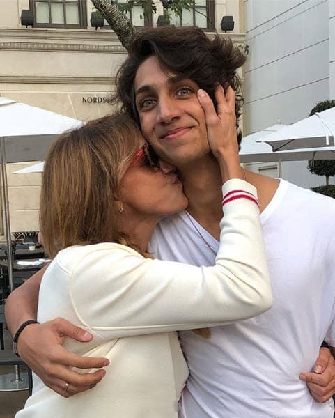 Desde que lo vió no dejó de abrazarlo y llenarlo de besos, pues todavía no se acostumbra a estar sin él en Miami: "¡Mi mejor medicina! Aprovechándo estos pequeños momentos que nos da la vida. Dios es bueno. Fin de semana en familia", escribió en Instagram.