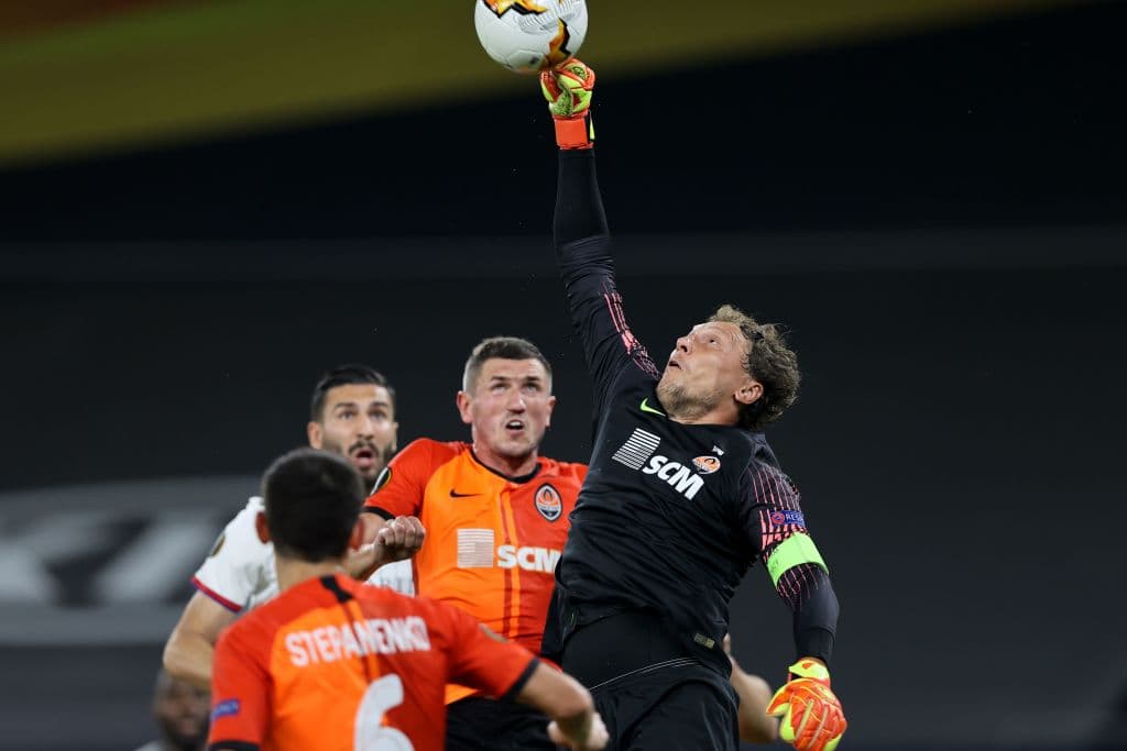 Con goles de Junior Moraes, Tason, Alan Patrick y Dodo, el Shakhtar golea en Alemania al Basel para situarse como uno de los mejores cuatro equipos en la Europa League.