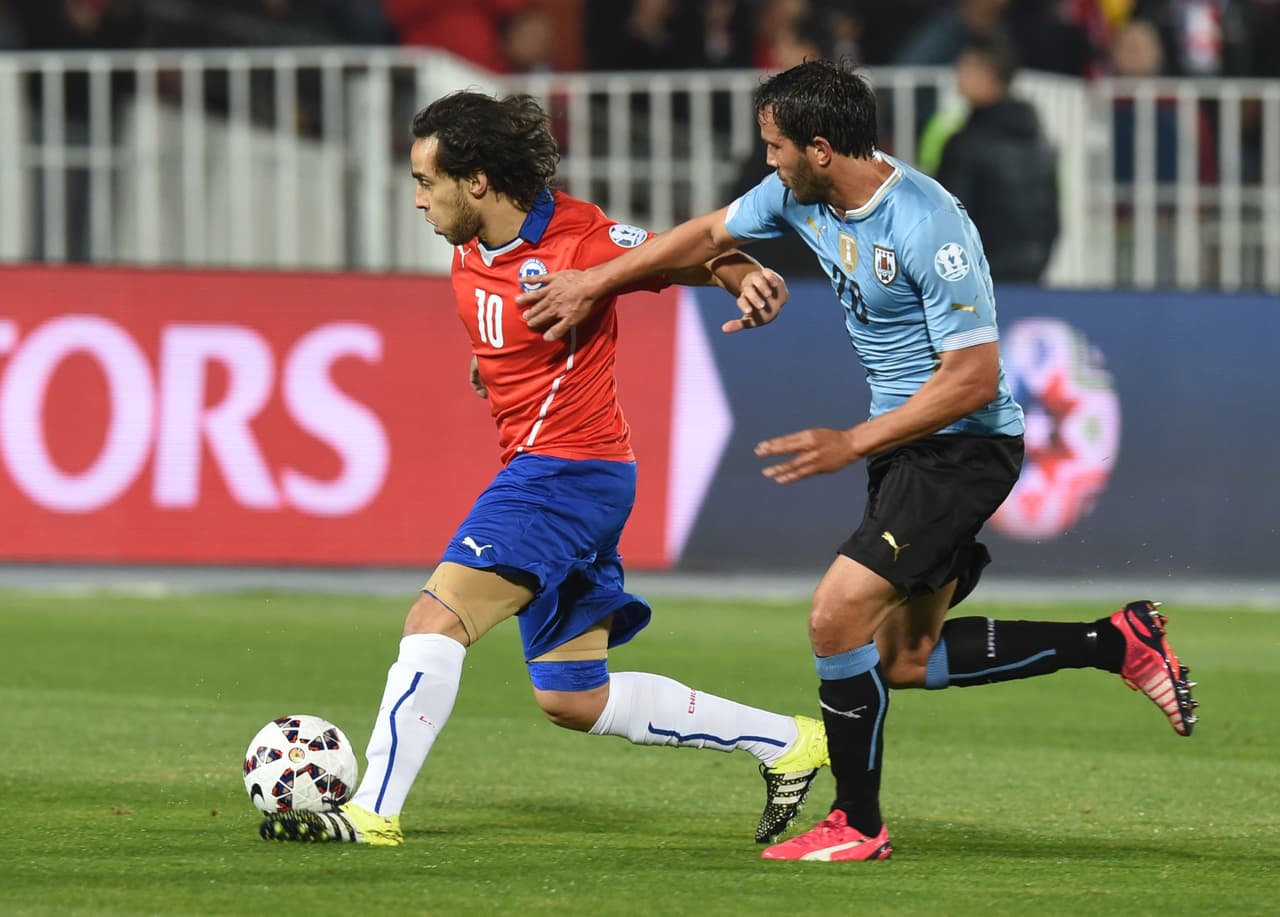 E 'Mago' Valdivia no tuvo respiro en todo el encuentro.