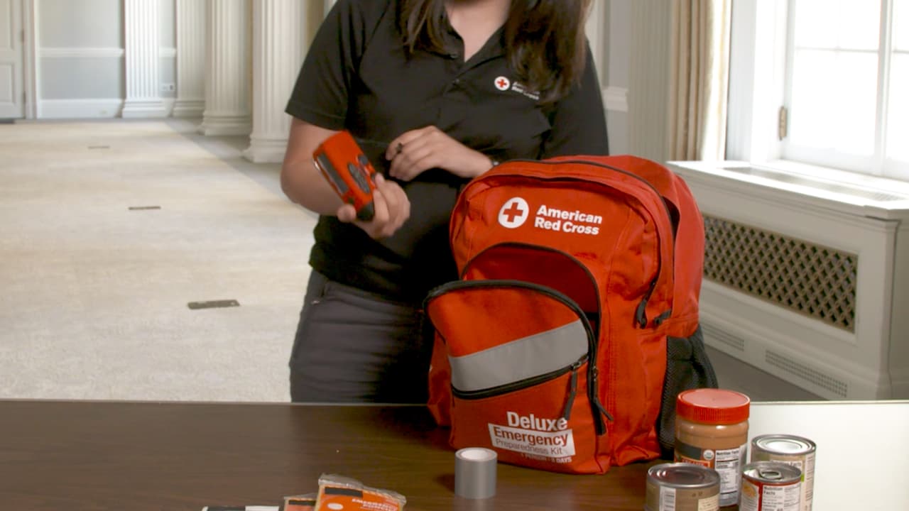 <a href="http://www.redcross.org/get-help/prepare-for-emergencies/be-red-cross-ready/get-a-kit" target="_blank">Prepare un kit de emergencia</a> con un galón de agua por persona, por día, alimentos no perecederos, una linterna, una radio de pilas, un kit de primeros auxilios, medicamentos, insumos para bebés si corresponde, una herramienta multipropósito, artículos de higiene personal, copias de documentos importantes, cargadores de teléfonos celulares, efectivo adicional, mantas, mapas del área e información de contacto de emergencia. Si alguien ya tiene un kit para desastres, ahora es el momento de asegurarse de que los alimentos y el agua sigan siendo adecuados para consumir y que las copias de documentos importantes estén actualizadas.
<br>
<br>
<br>