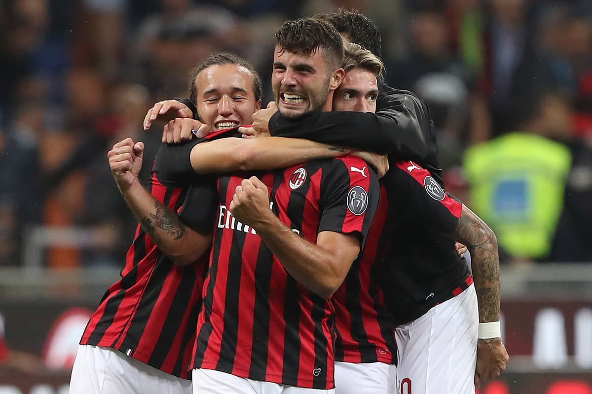 El delantero italiano de 20 años, Patrick Cutrone (centro), anotó al minuto 90 el gol del triunfo 2-1 del Milan sobre la Roma en el Estadio San Siro.