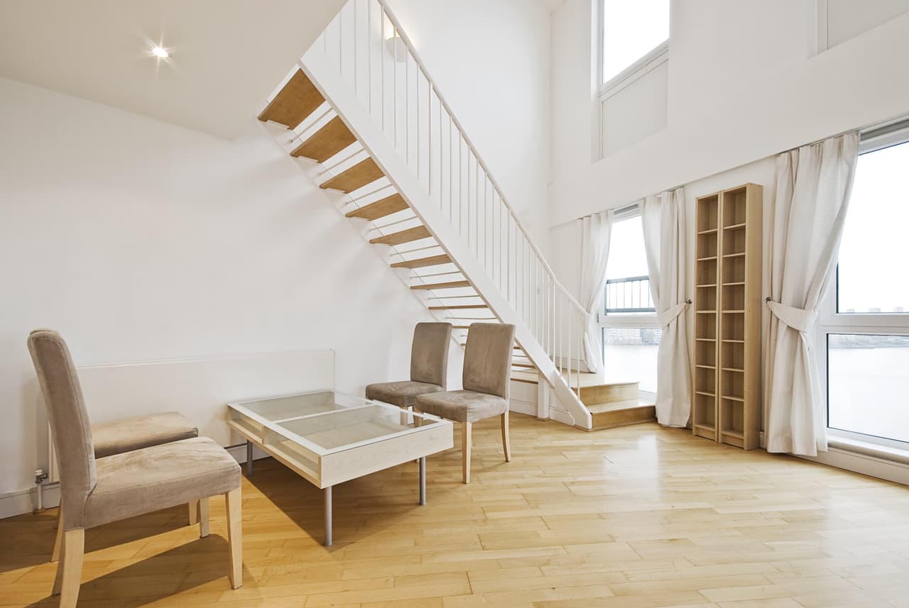 Un pequeño recibidor debajo de las escaleras, es otra buena opción para utilizar este espacio y darle la bienvenida a tus invitados.