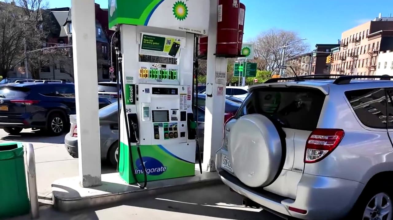 Gasolina llega casi a los 6 dólares por galón en zonas de Nueva York