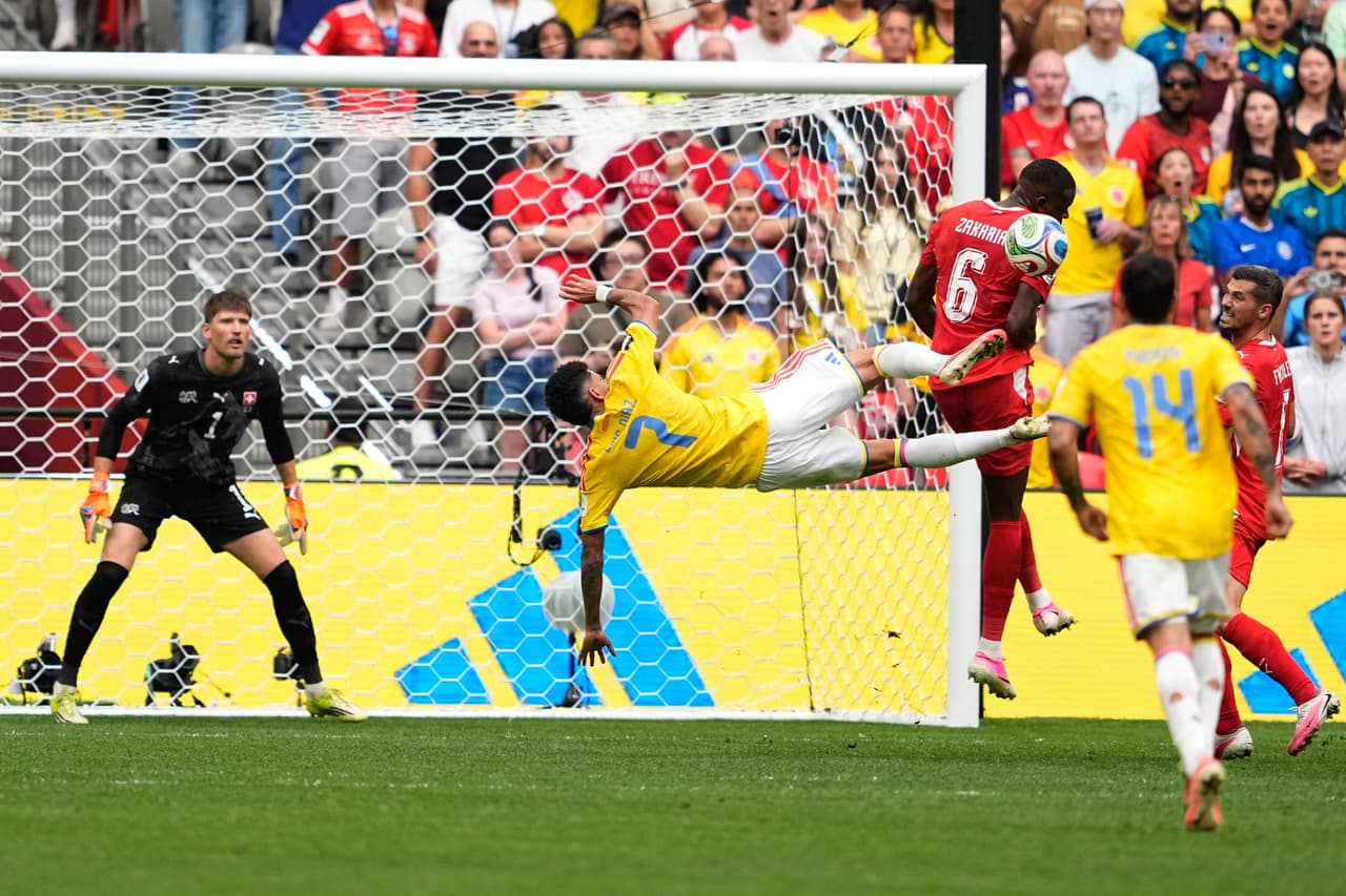 El colombiano Luis Díaz (7) intenta una chilena ante el suizo Denis Zakaria (6) durante el partido de octavos de final de la Copa del Mundo entre Suiza y Colombia en Vancouver, Columbia Británica, el martes 7 de julio de 2026.