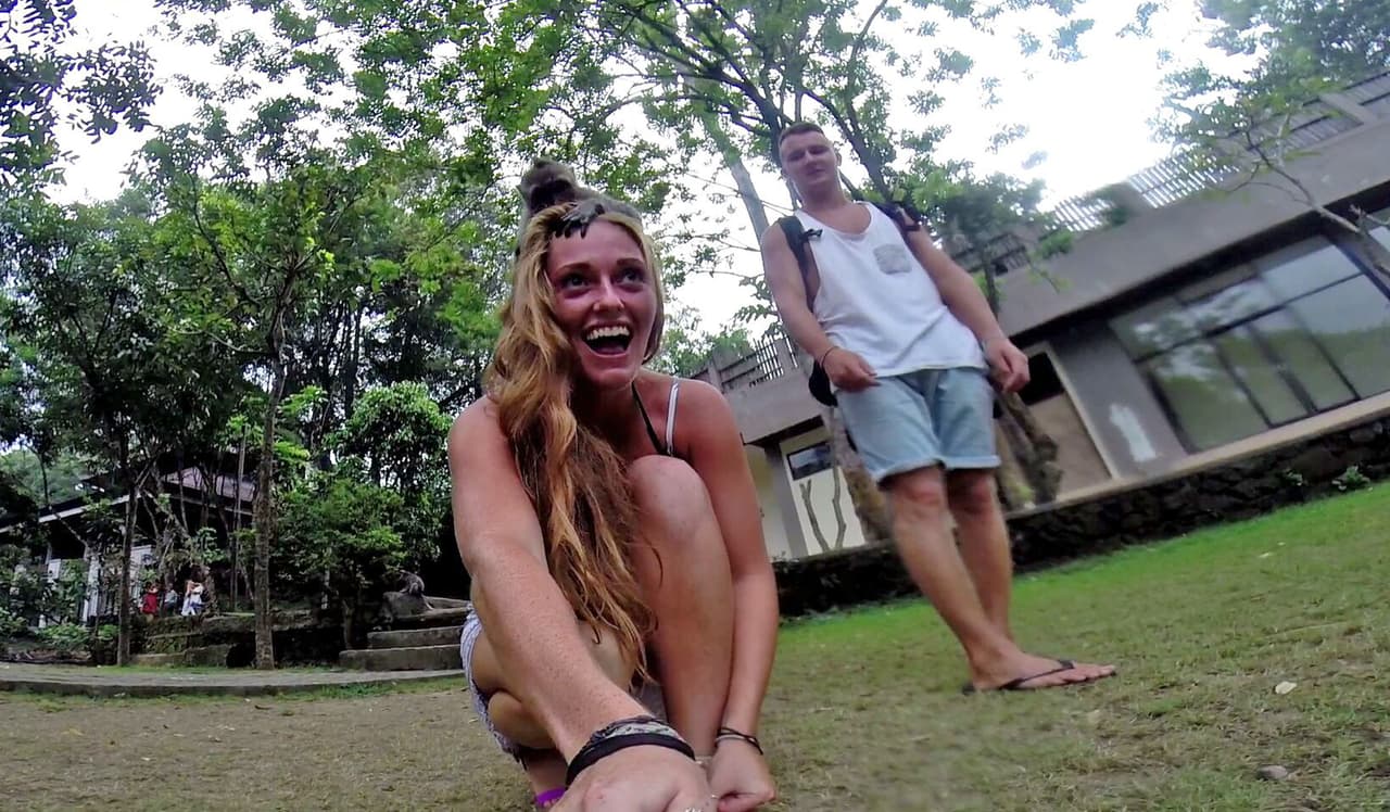 Pero no lograron distraerlo: con una mano sostenía la banana y con la otra la cámara.