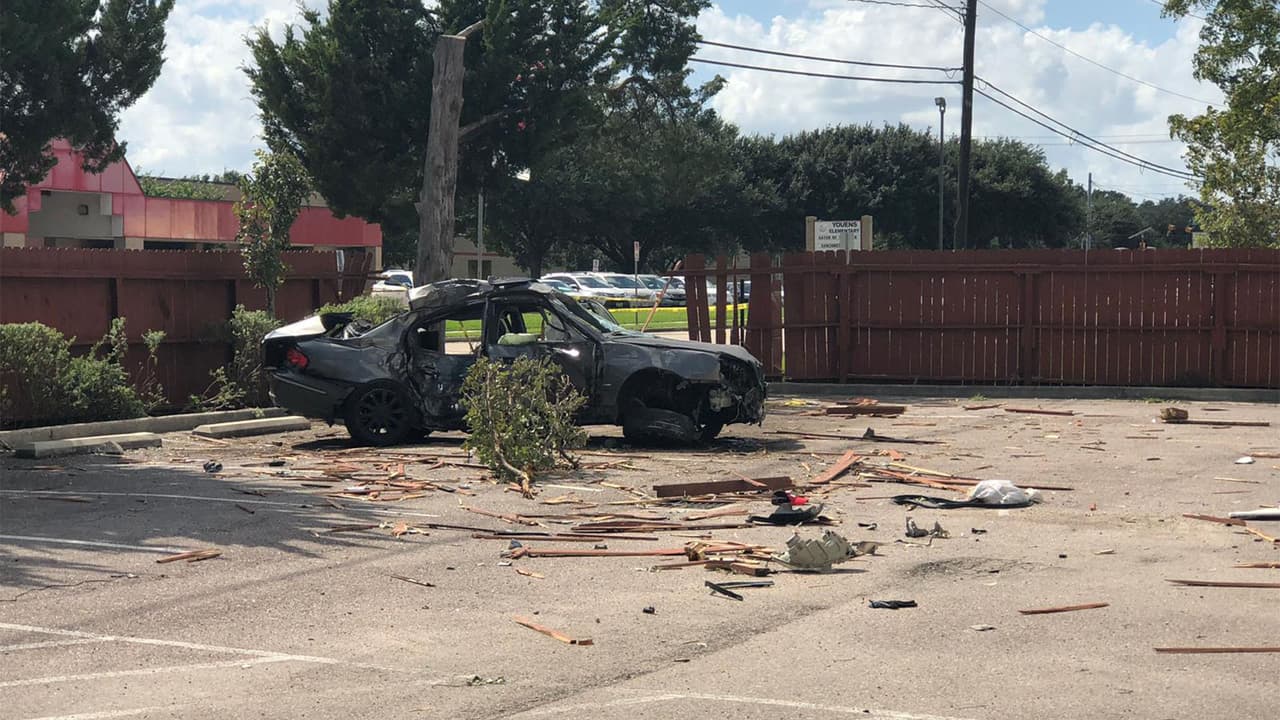 Conductor choca al suroeste de Houston, se baja del auto y luego cae al suelo con heridas aparentes de bala