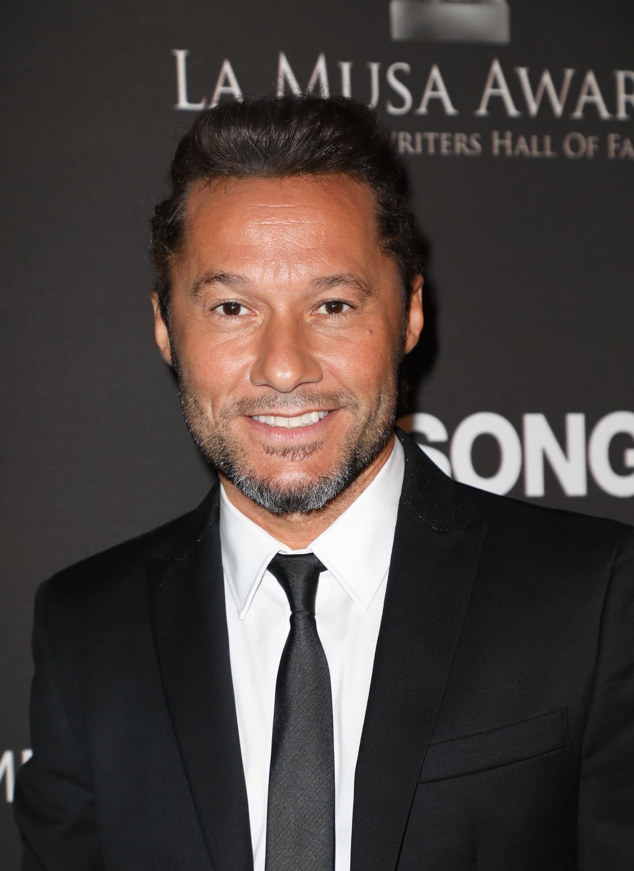 Traía trenzas en el pelo como si acabara de llegar de un crucero del Caribe.