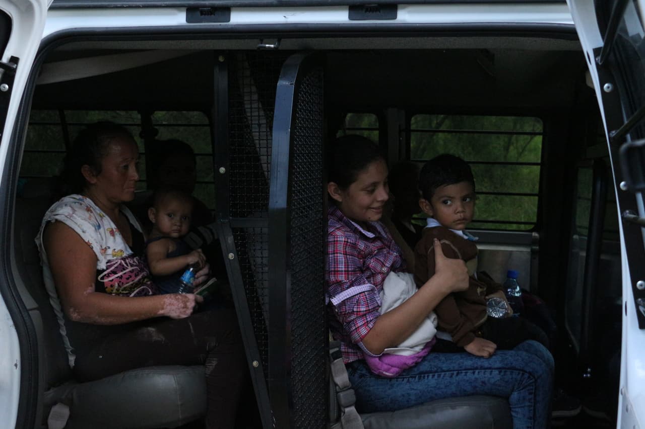 Los agentes de la Patrulla Fronteriza han tenido que adaptarse a la constante llegada de niños migrantes. Por ejemplo, las camionetas que interceptan a los indocumentados, además de llevar su equipo reglamentario, tienen suero oral para los bebés y mucha agua para los detenidos.