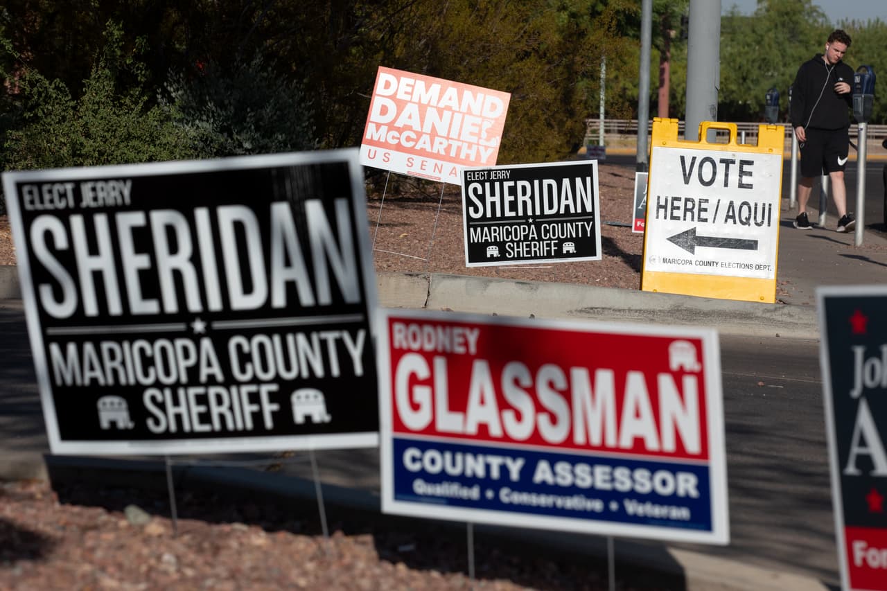 Los anuncios de los candidatos invaden las afueras de los centros de votación, así mismo se observan voluntarios promoviendo el voto por determinados candidatos.