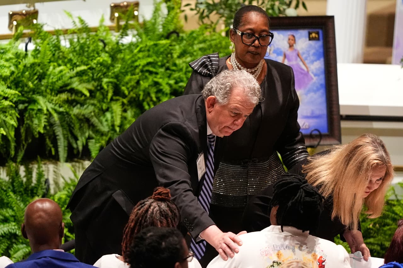 El alcalde de Shreveport, Tom Arceneaux, consuela a los familiares durante los servicios funerarios de los ocho niños que murieron en un tiroteo masivo el mes pasado, el sábado 9 de mayo de 2026, en la iglesia bautista Summer Grove en Shreveport, Luisiana. (Foto AP/Gerald Herbert)