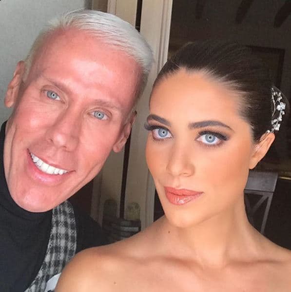 Ivonne llevó el cabello recogido con accesorios discretos.