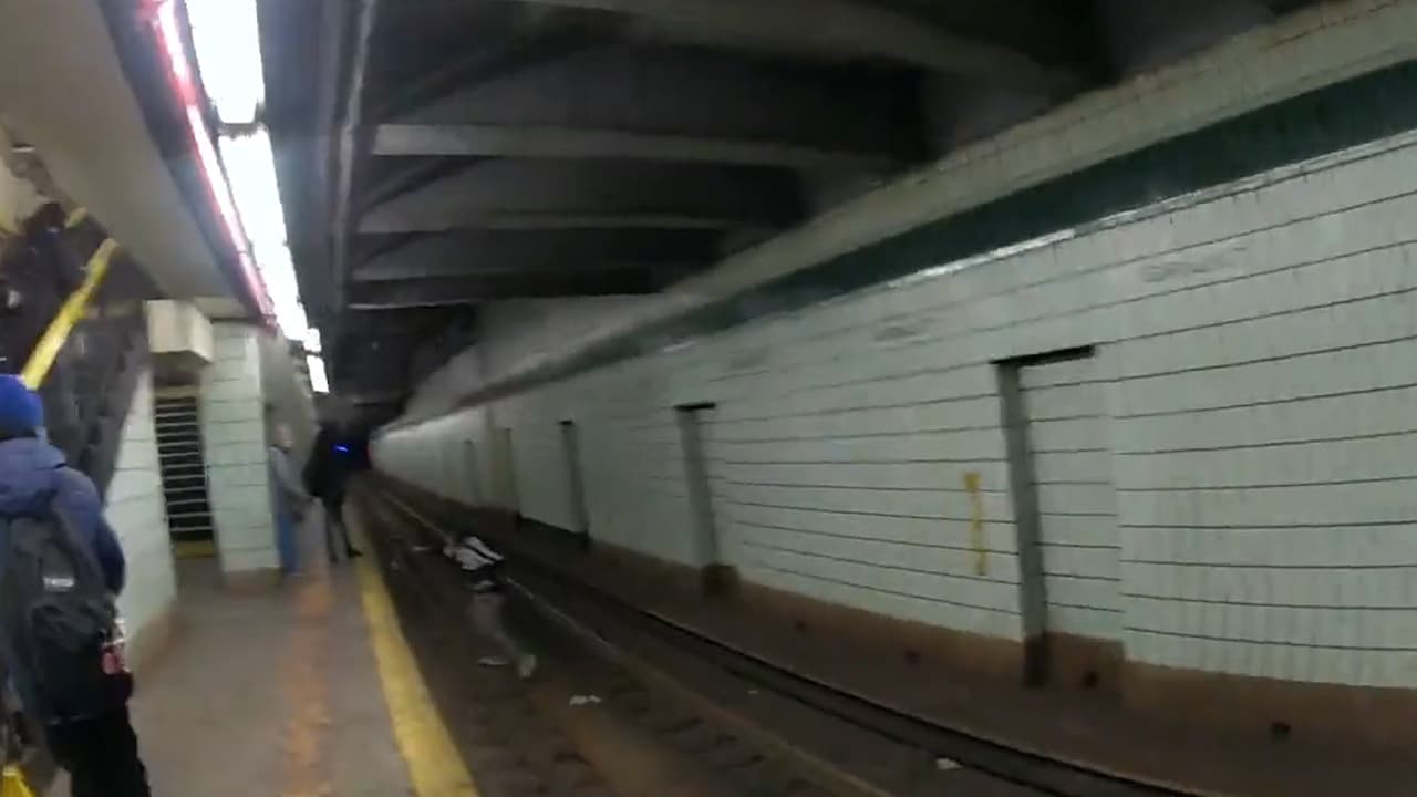 Hombre baja a vías del subway para recuperar su teléfono y muere arrollado por el tren