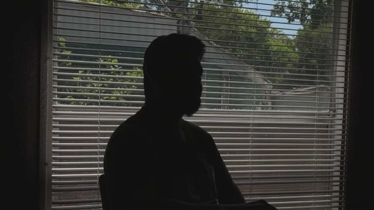“Es una tortura”: ex detenido de ICE en Karnes denuncia comida con gusanos y malos tratos