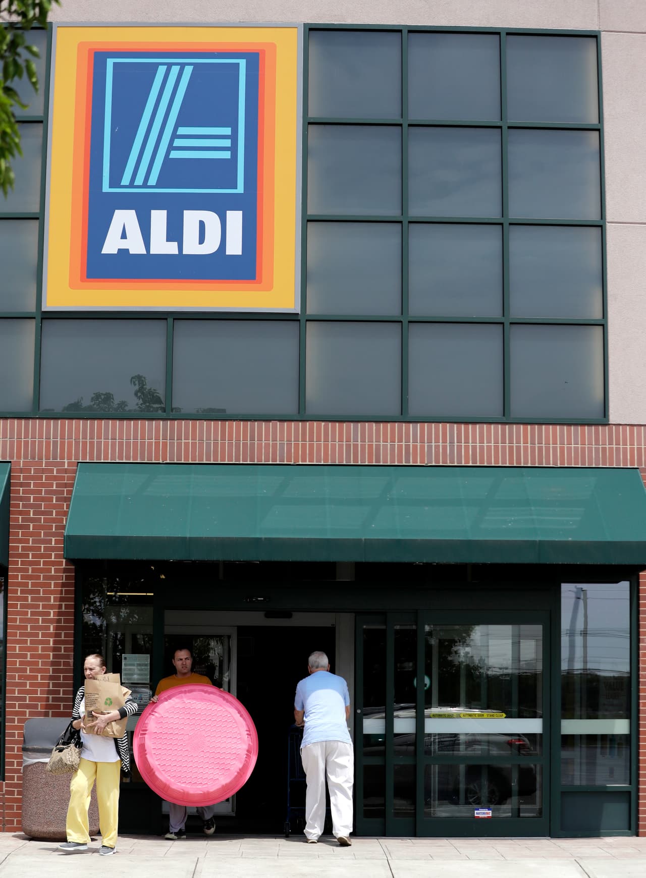 ALDI un supermercado de descuentos tiene 373 posiciones abiertas en Illinois con 62 en Chicago: 11 son full-time y 34 son part-time. Para aplicar o mas información visita su pagina 
<a href="https://careers.aldi.us/" target="_blank">web</a>.