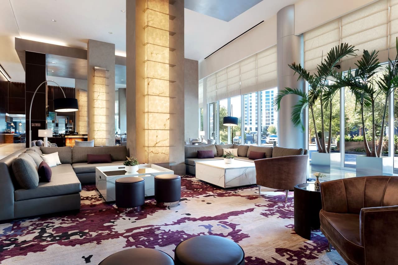 <b><a href="https://www.loewshotels.com/atlanta-hotel" target="_blank">Lugar número 4: Loews Atlanta Hotel</a></b>. Loews Atlanta Hotel se promociona como tu hogar lejos del hogar, para una escapada de lujo en el corazón de Midtown. Ubicado en el distrito de arte y cultura de la ciudad, ofrece la combinación perfecta de diseño moderno y hospitalidad sureña rodeado de parques pintorescos y muchas de las atracciones icónicas por las que la ciudad es famosa.