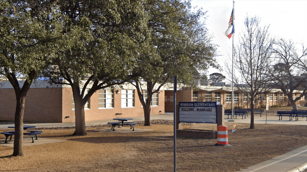 Bloquean dos escuelas primarias en Arlington por búsqueda y arrestan a tres sospechosos