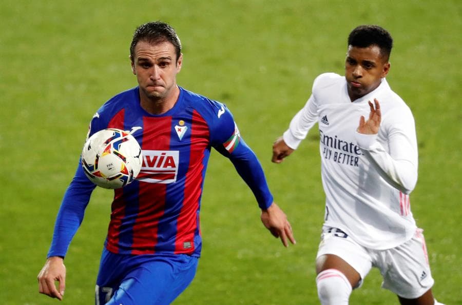 Real Madrid se impone ante el Eibar 3-1 en la Jornada 14 de LaLiga. Karim Benzemá abrió el marcador al minuto 6, cuando seguido cayó el gol de su compañero Luka Modric. Kike García, al minuto 28, anotaba el único tanto para los 'Armeros' y es hasta el minuto 92 cuando Lucas Vázquez pone la cereza en el pastel para el triunfo del equipo merengue.