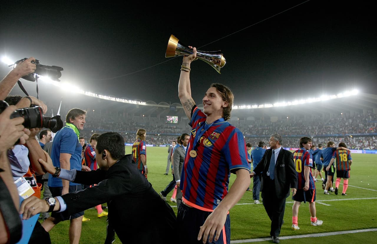 Con el Barcelona también ganó cinco títulos: dos Supercopas de España, una Liga, una Supercopa de la UEFA y un Mundial de Clubes.